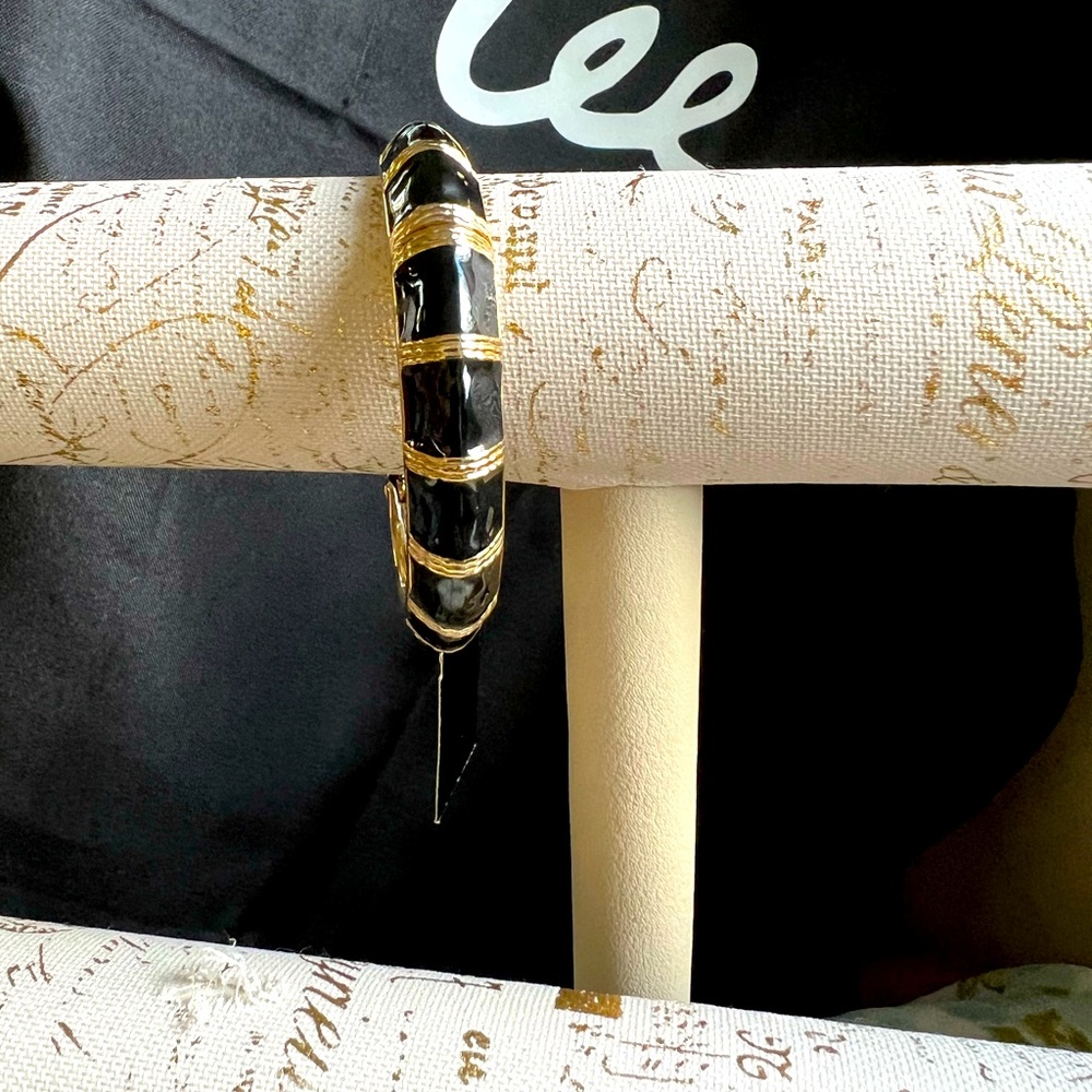 🌟Cookie Lee Shiny Black Enamel & Gold Tone Hinged Bangle - Picture 3 of 6